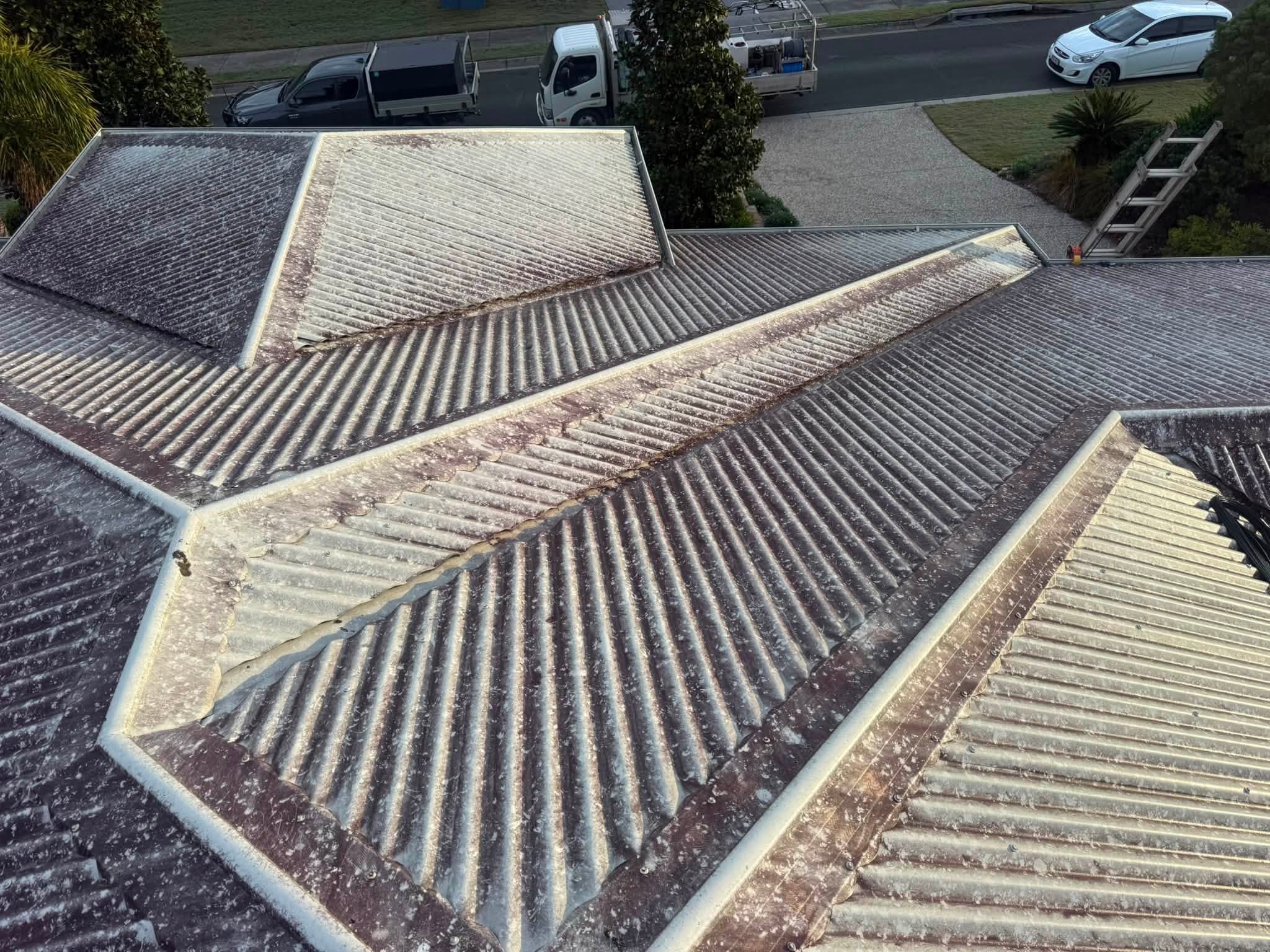 Roof cleaning before washing